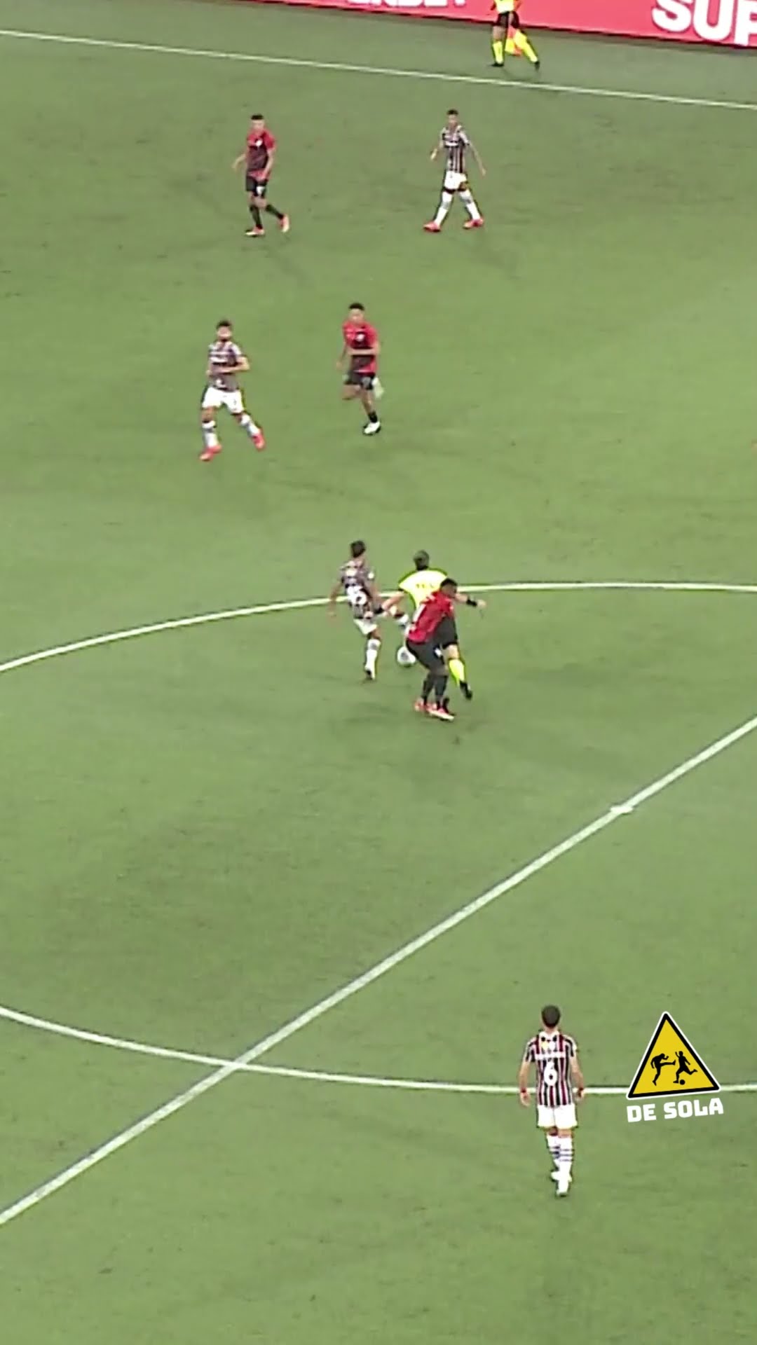 QUE ISSO! O JOGADOR DO ATHLETICO ATROPELOU O JUÍZ SEM QUERER! #shorts